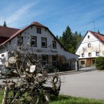 Links: Restaurant Rechts: Pensiongebäude