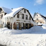 Links vorn: Gaststätte Rechts hinten: Pensionsgebäude