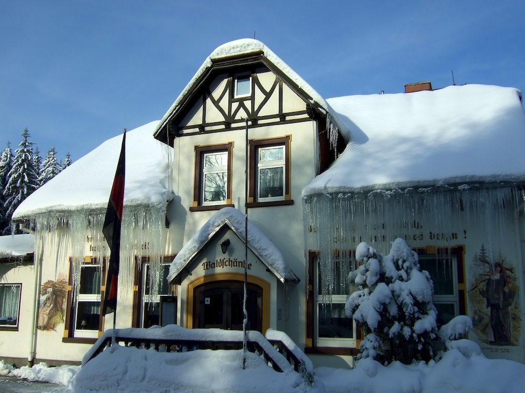 Winter: Eingang zur Gaststätte
