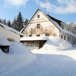 Pensionsgebäude im Winter