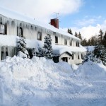 Schnee und Eis am Pensionsgebäude